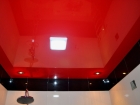 Красный натяжной потолок