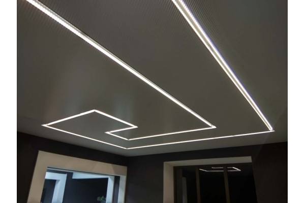 Натяжной потолок со световыми линиями в зал