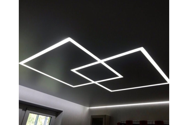 Натяжной потолок со световыми линиями в комнату