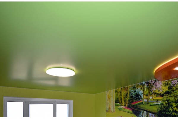 Зеленый сатиновый натяжной потолок 