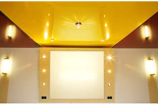 Желтый глянцевый натяжной потолок
