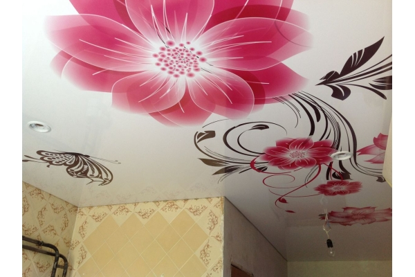 Натяжной потолок с рисунком в комнату
