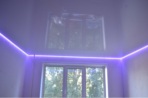 Подвесной натяжной потолок с подсветкой