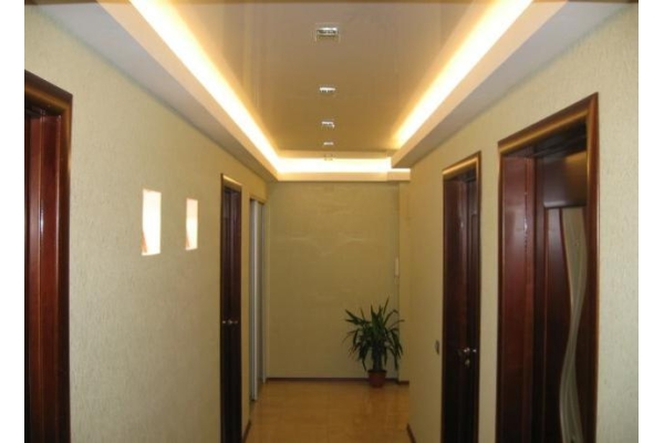 Натяжной потолок с подсветкой в коридор