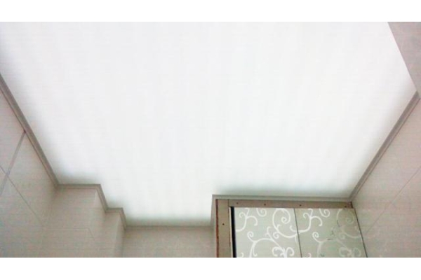 Светящийся натяжной потолок в комнату