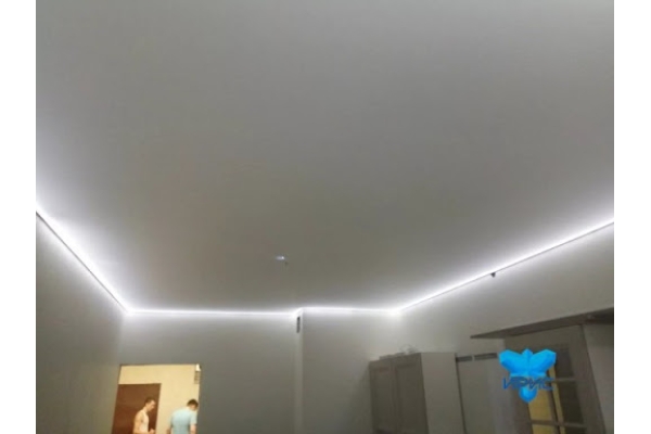 Белый натяжной потолок с подсветкой 