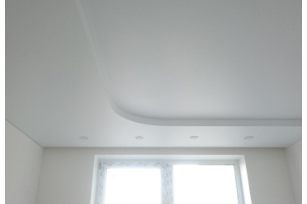 Двухуровневый натяжной потолок белый