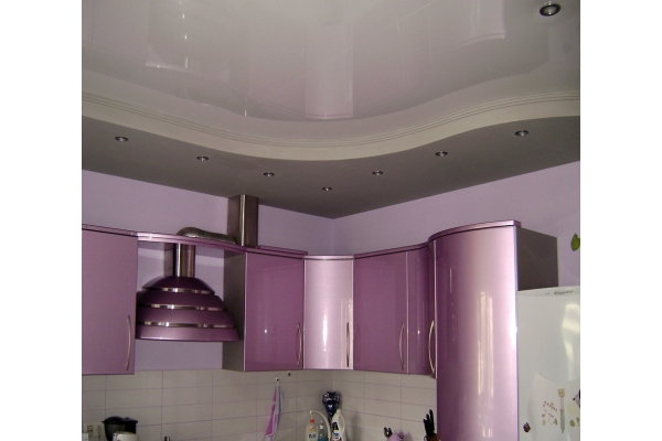 Трехуровневый натяжной потолок на кухню