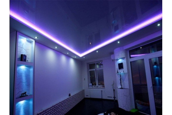 Натяжной потолок с подсветкой в комнату 