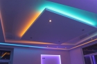Натяжной потолок с подсветкой в комнату