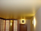 Золотой сатиновый натяжной потолок 