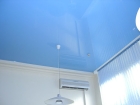 Синий натяжной потолок с установкой