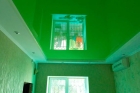 Зеленый глянцевый натяжной потолок 