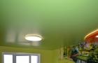 Зеленый сатиновый натяжной потолок 