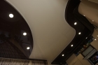 Черно-белый сатиновый натяжной потолок 