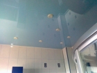 Глянцевый натяжной потолок в ванную 