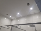 Белый натяжной потолок в ванную 