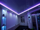Натяжной потолок с подсветкой в комнату 