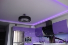 Натяжной потолок с подсветкой для кухни